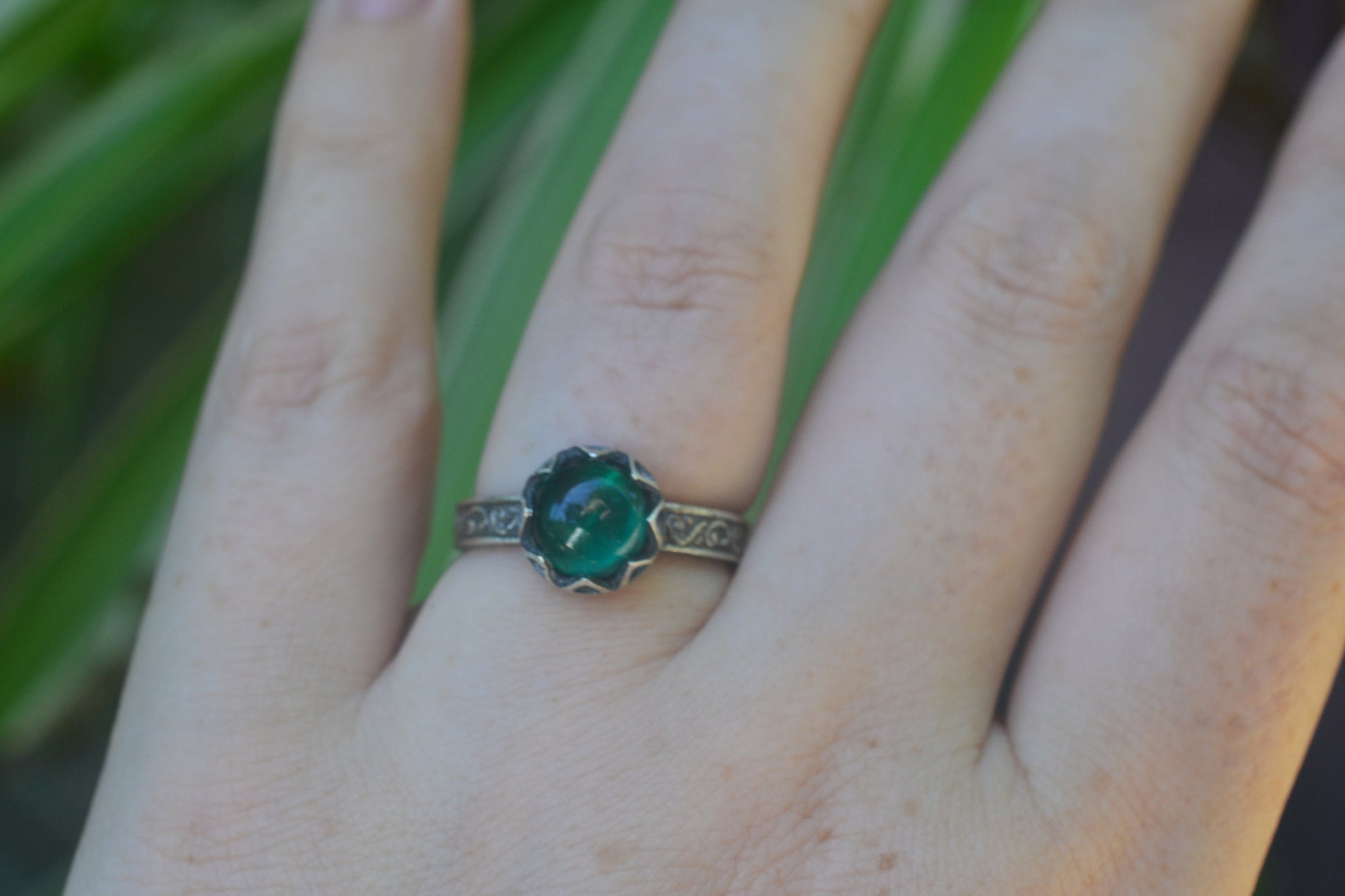 8mm Round Emerald Cabochon Ring in Silver