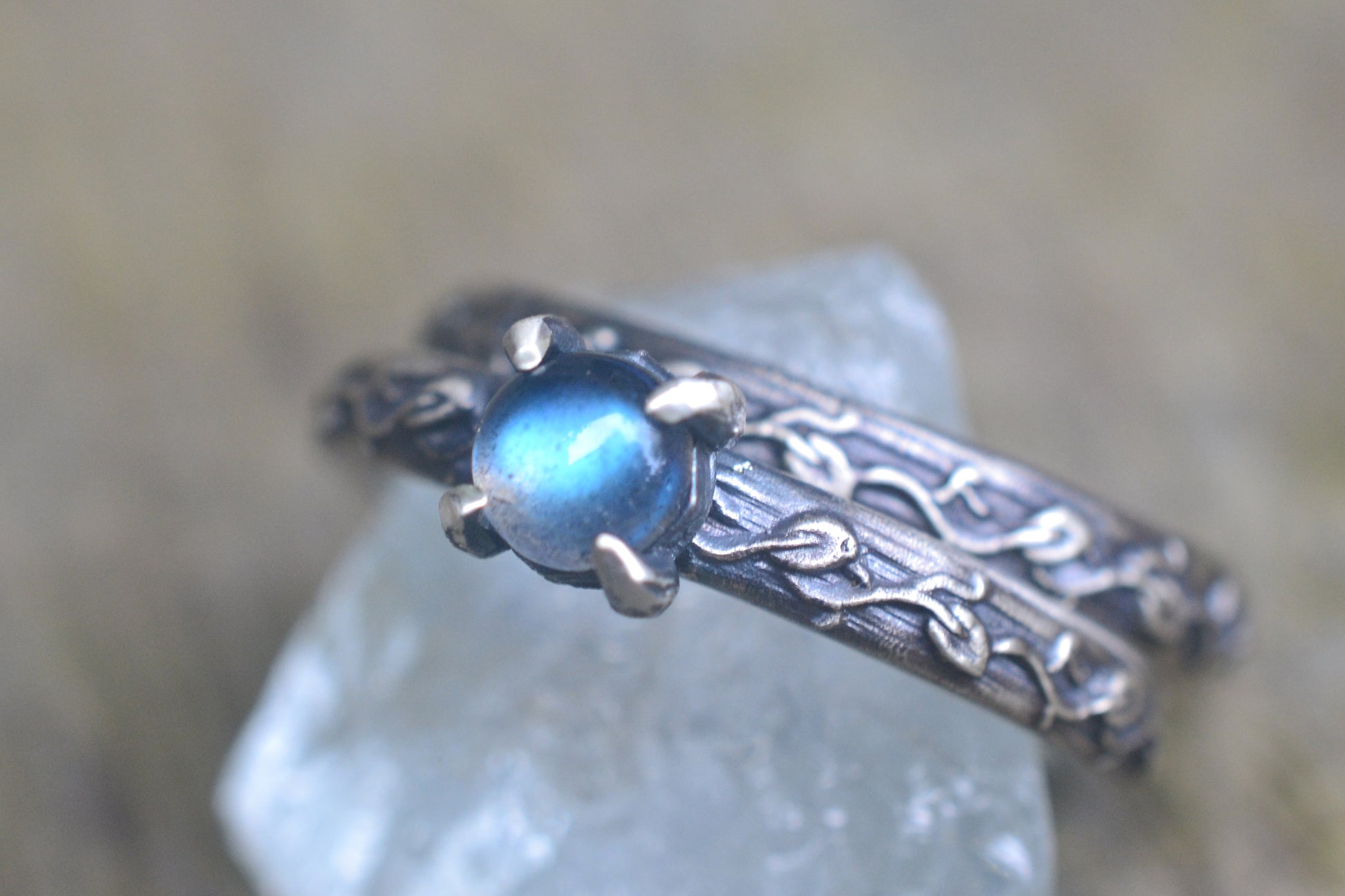 trailing leaf wedding band set with labradorite