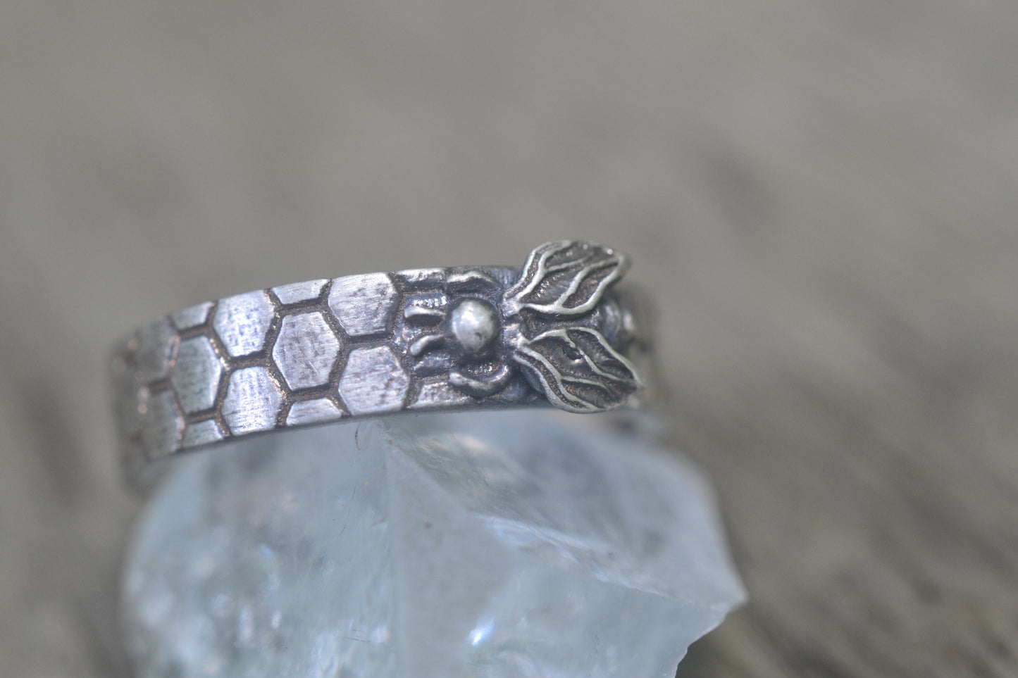 5mm Honeycomb Ring With Bee