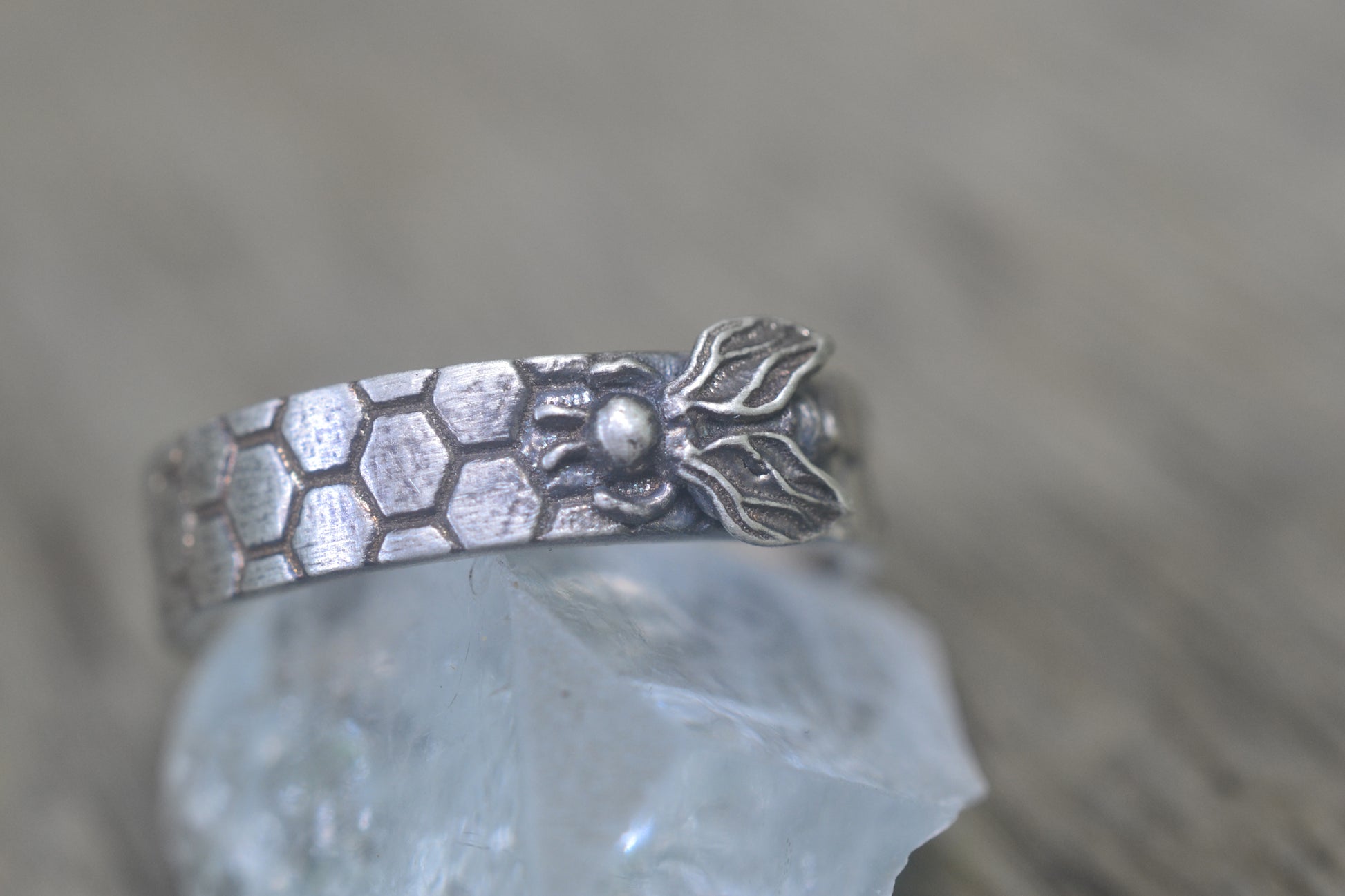 5mm Honeycomb Ring With Bee