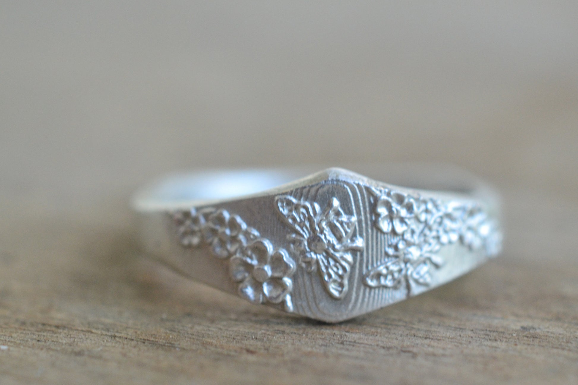 Dainty Silver Bee Pattern Signet Ring