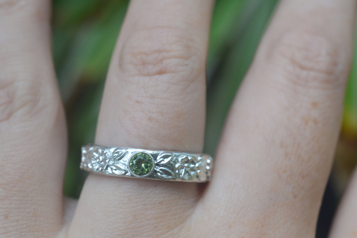 925 Silver Wild Rose Band With Green Gem