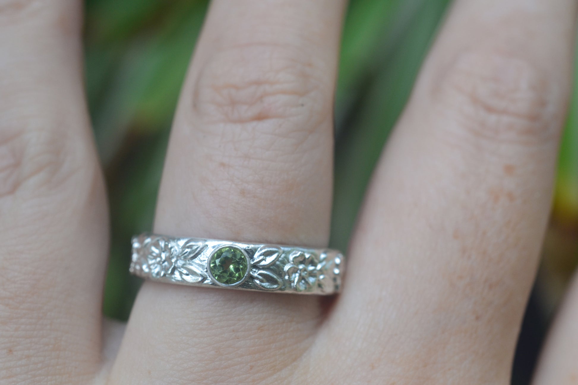925 Silver Wild Rose Band With Green Gem