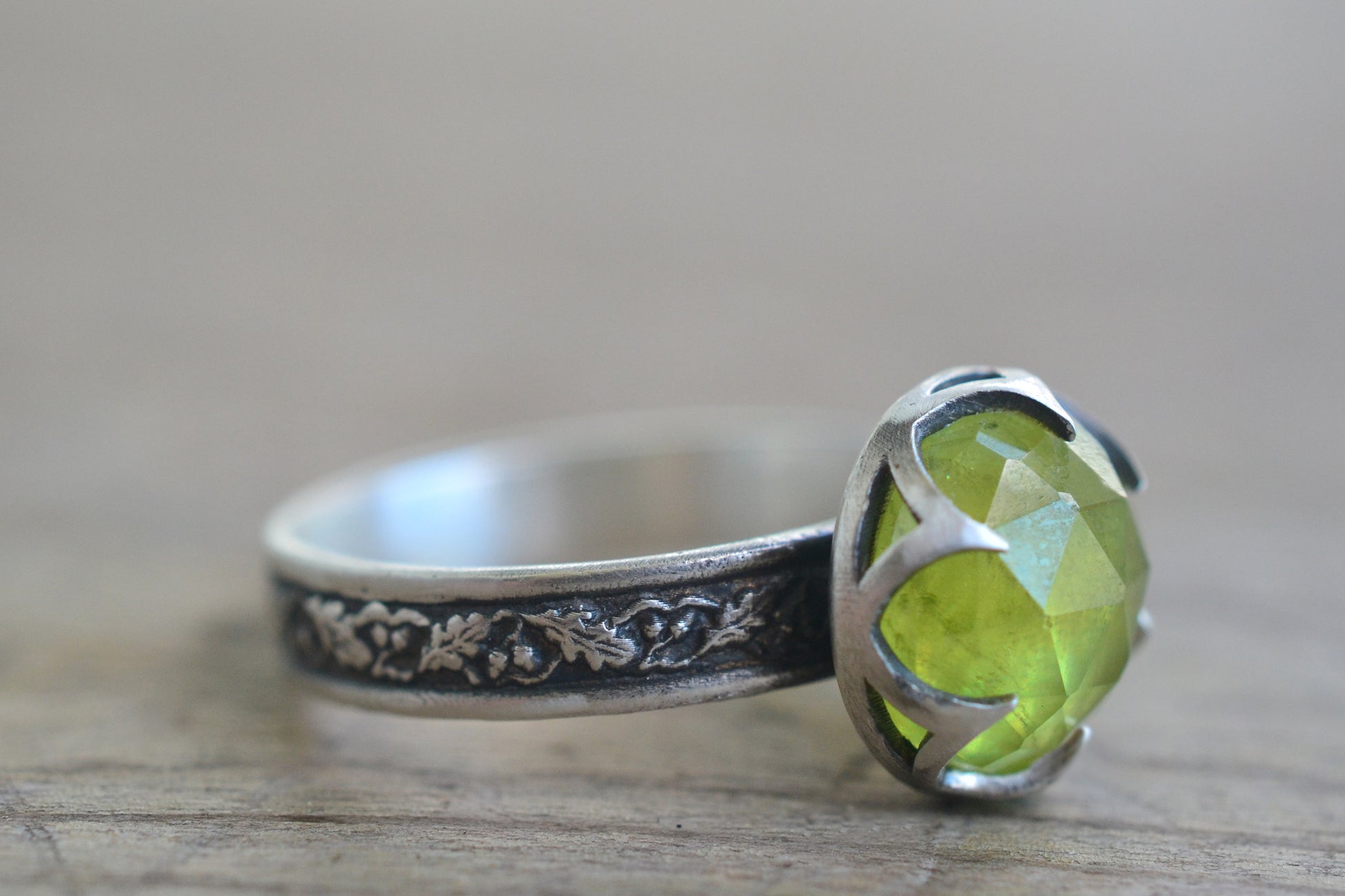Peridot Cabochon Ring With Oak Leaf Pattern