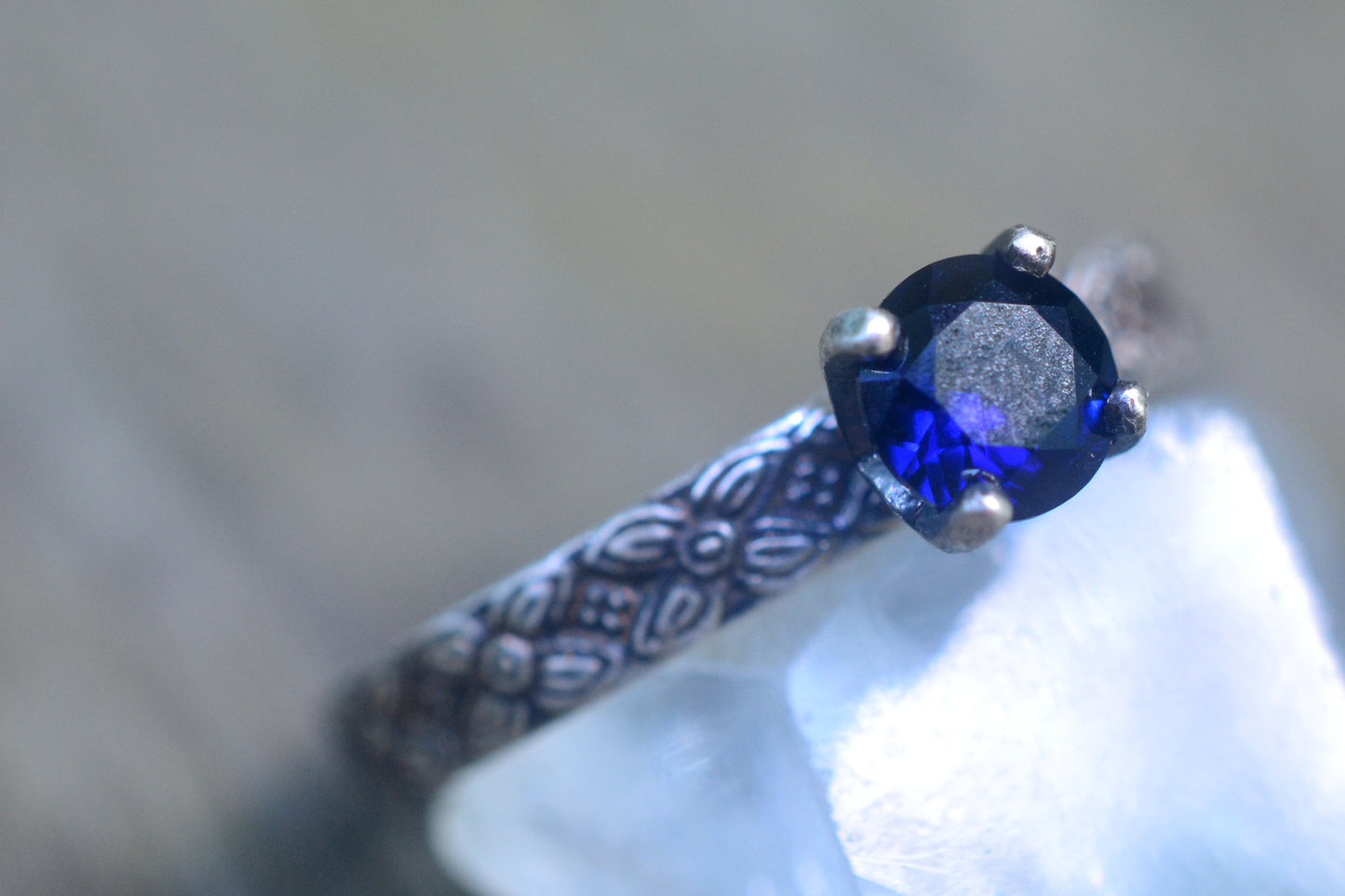 5mm Blue Sapphire Solitaire Ring With Flower Band