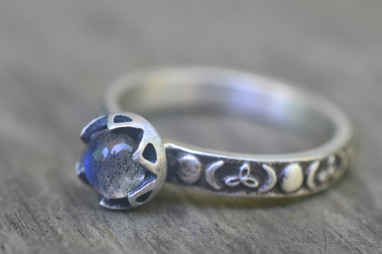 5mm Labradorite Moon Goddess Ring in Silver 