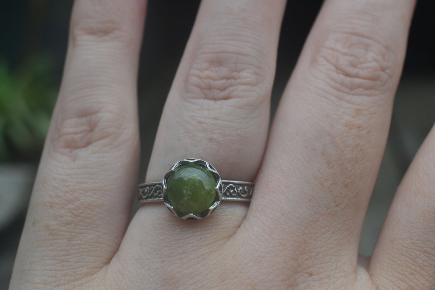 8mm Vesuvianite Ring in Leafy Pattern Silver