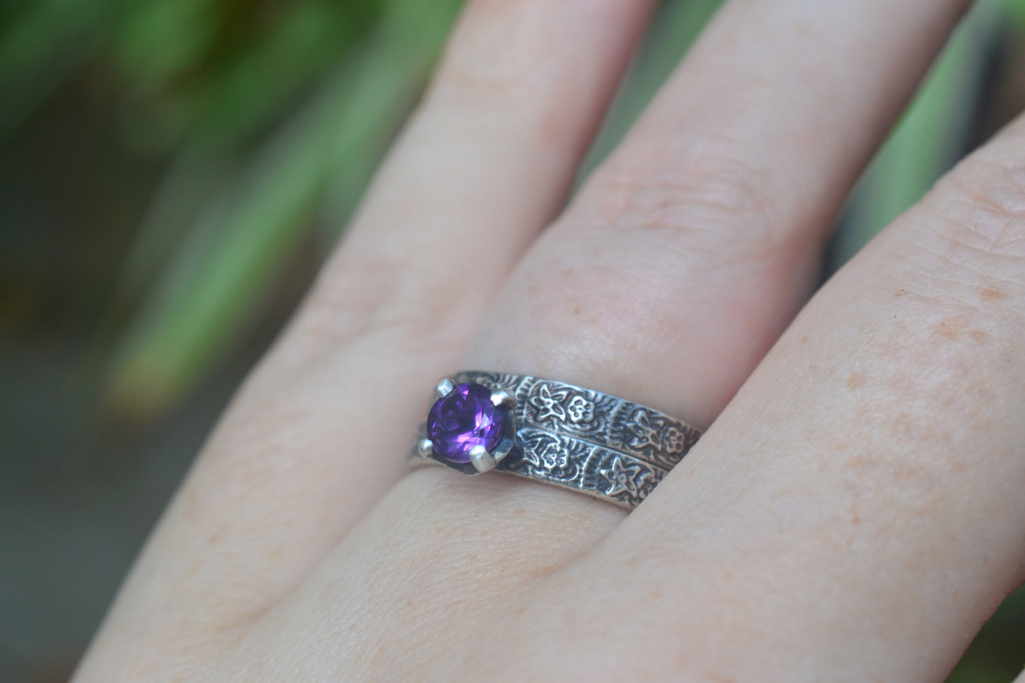 Floral Patterned Bridal Ring Set With Amethyst
