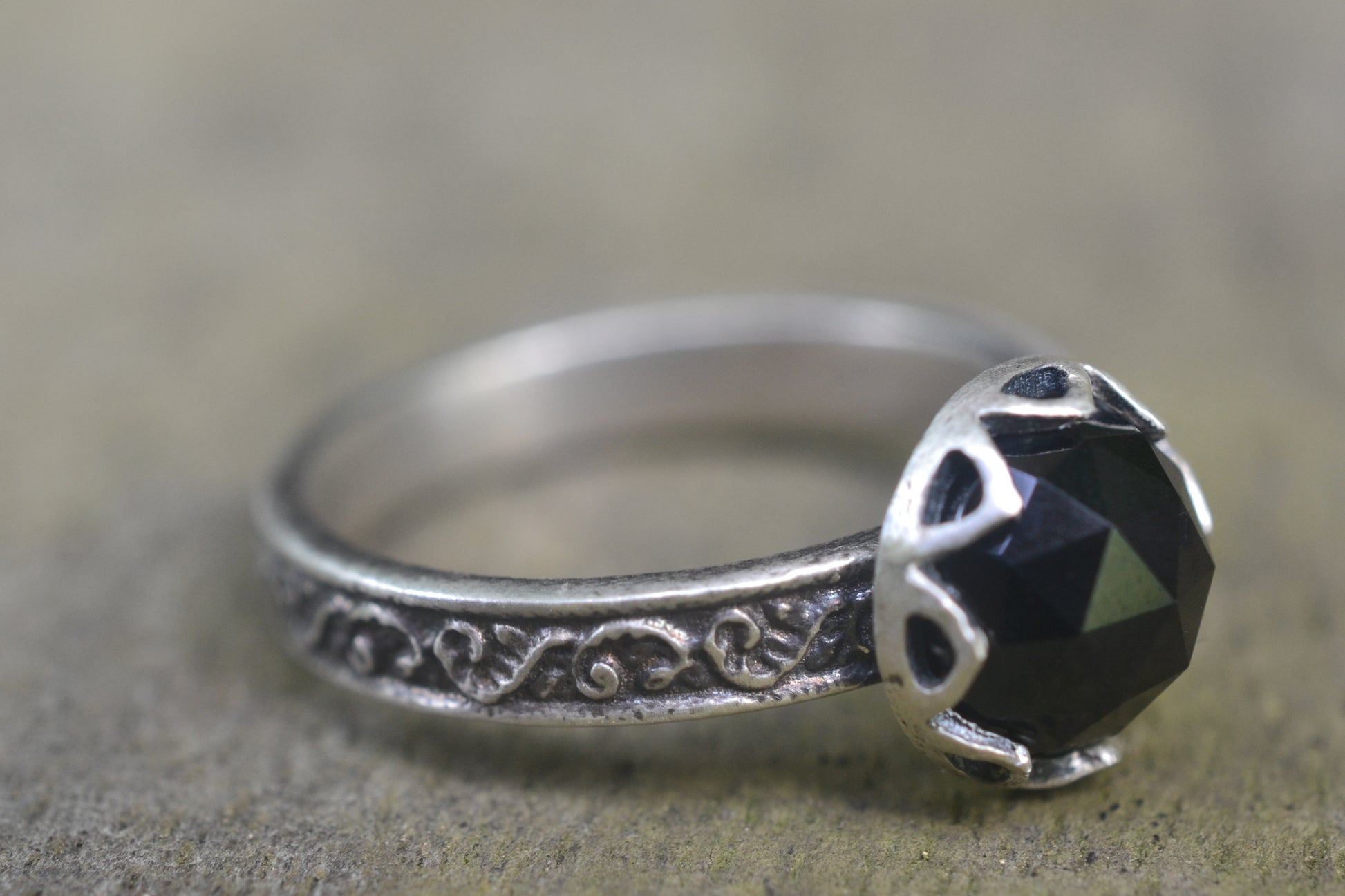 Black Spinel Ring With Leaf Design