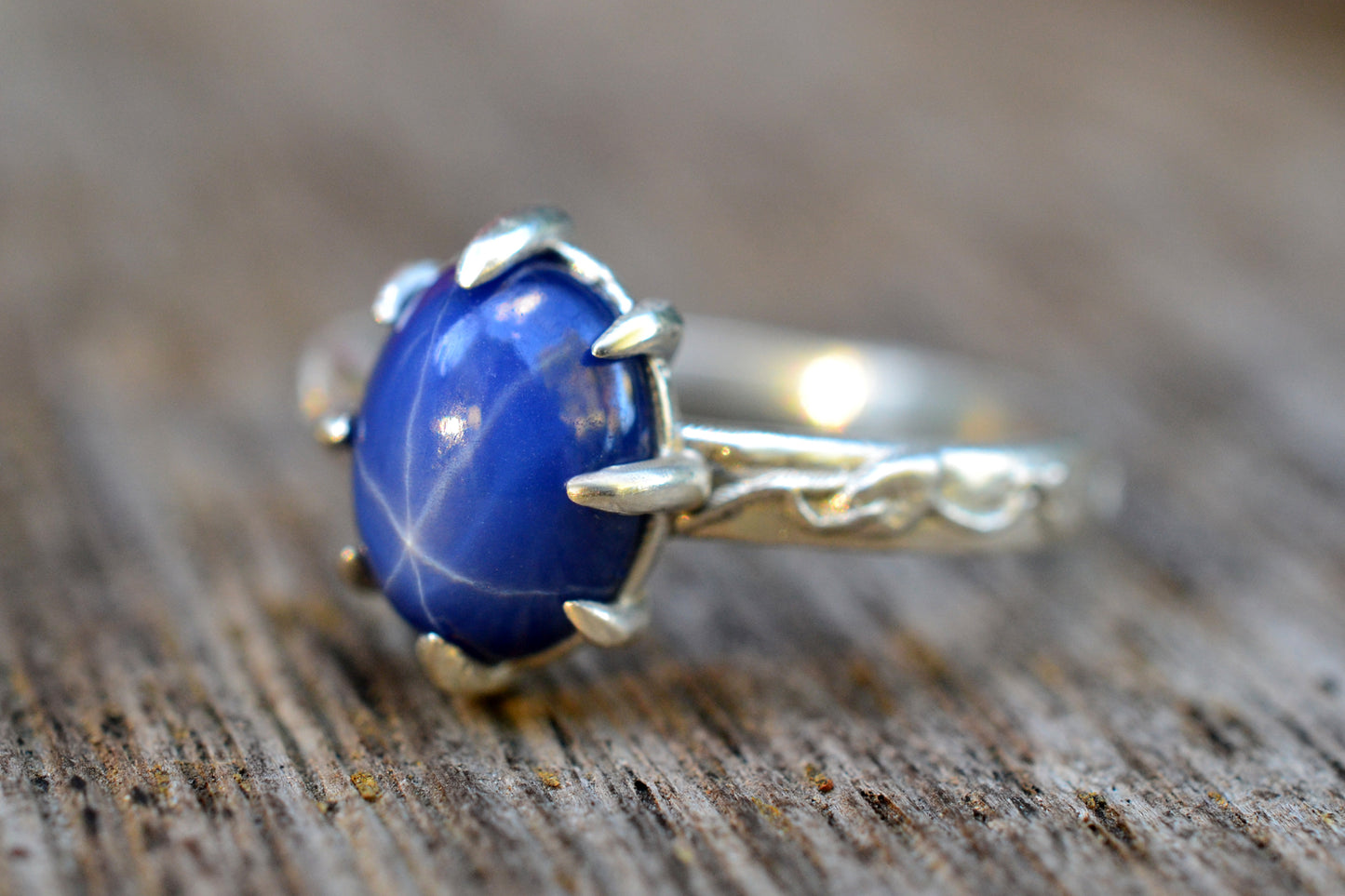 Blue Star Sapphier Cocktail Ring With Leaf Pattern