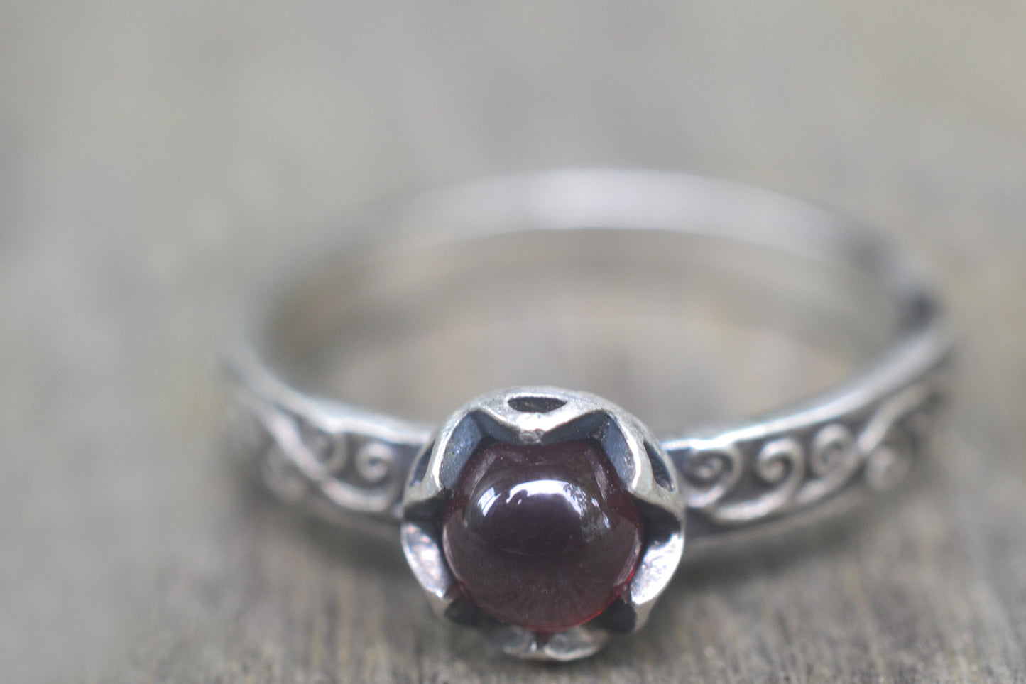 5mm Garnet Gemstone Ring With Swirl Band