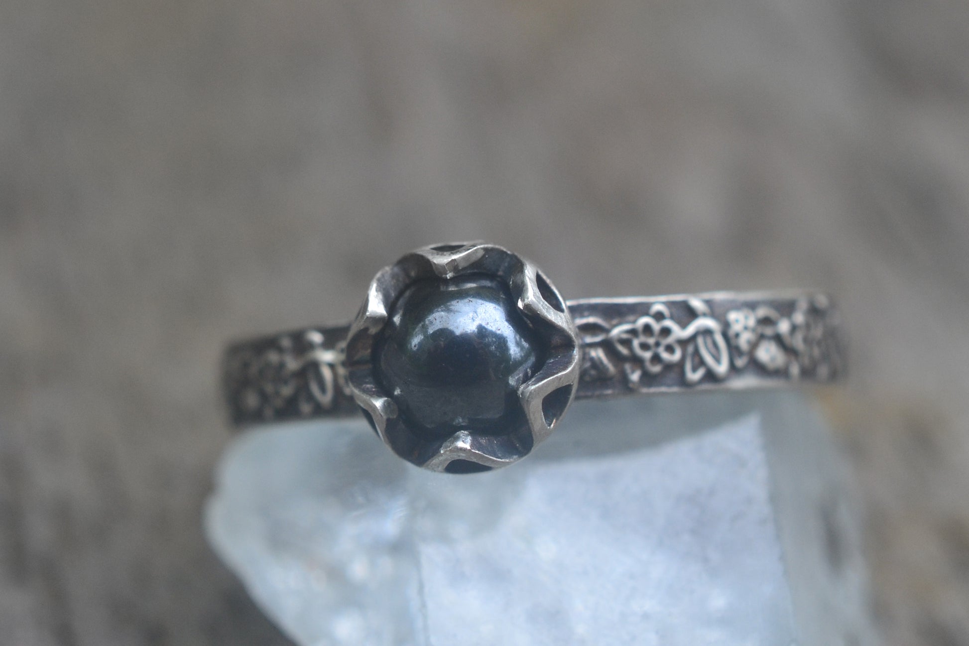 Black Stone Poesy Ring With Rose Leaf Pattern
