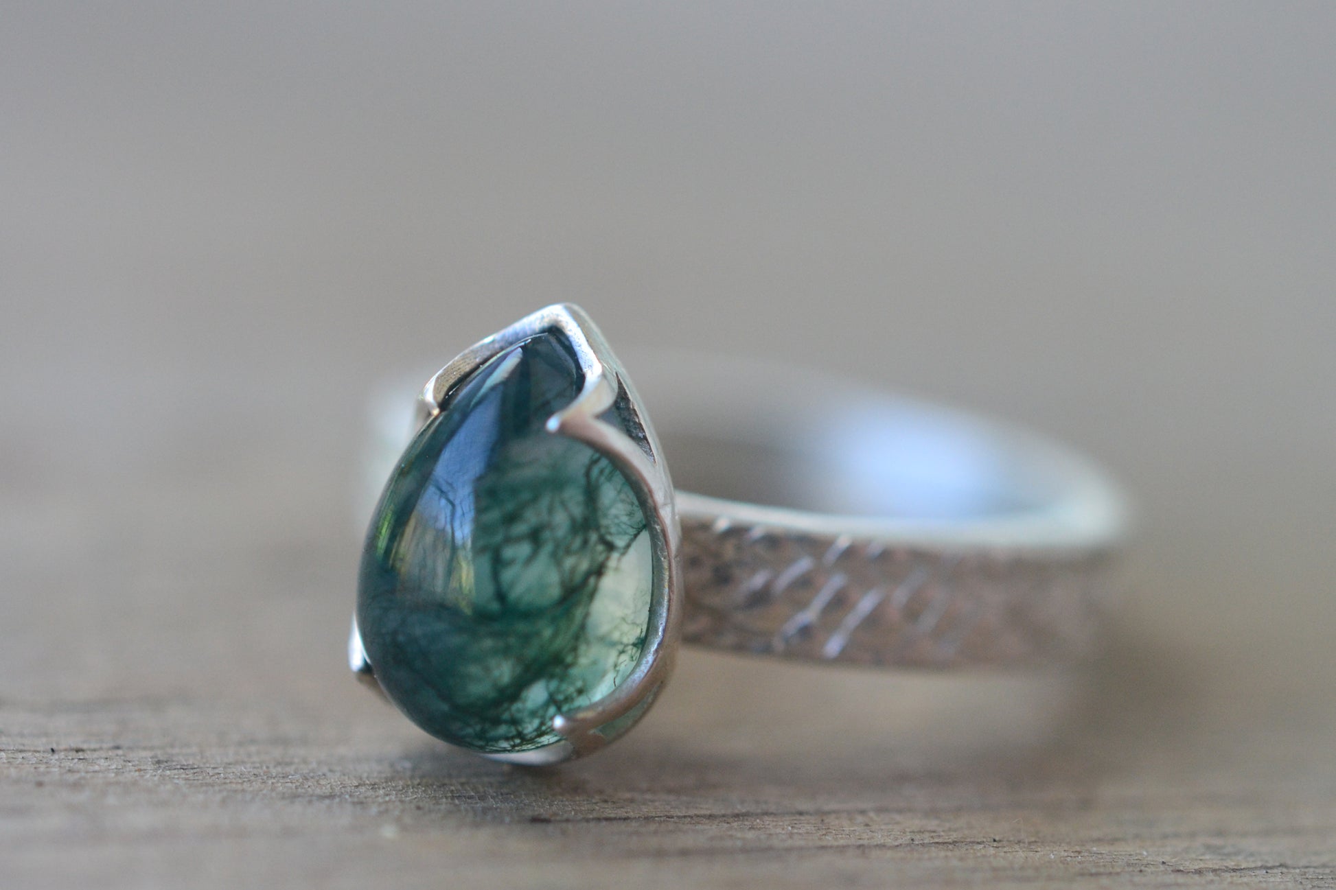 Teardrop Moss Agate Ring With Dragon Scale Pattern