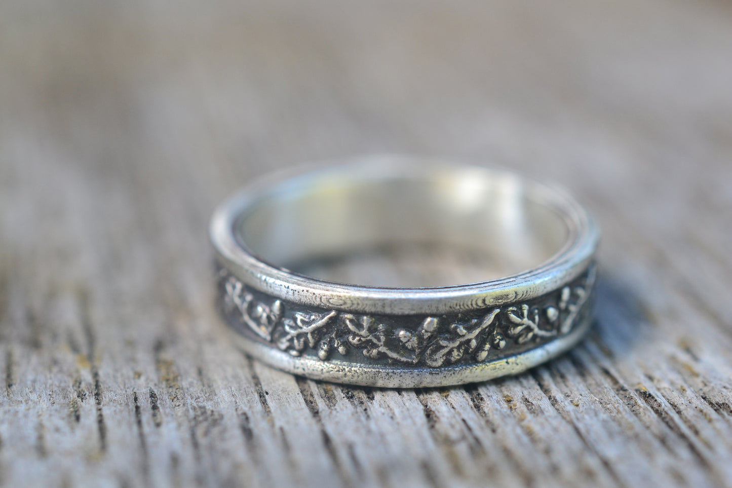 rustic woodland wedding band with leaves