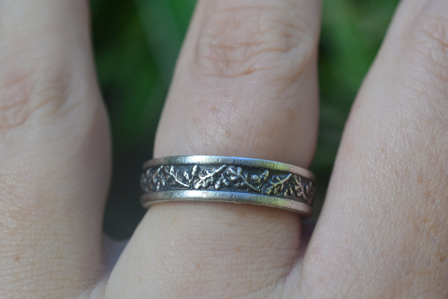 bevelled wedding band with oak leaf pattern