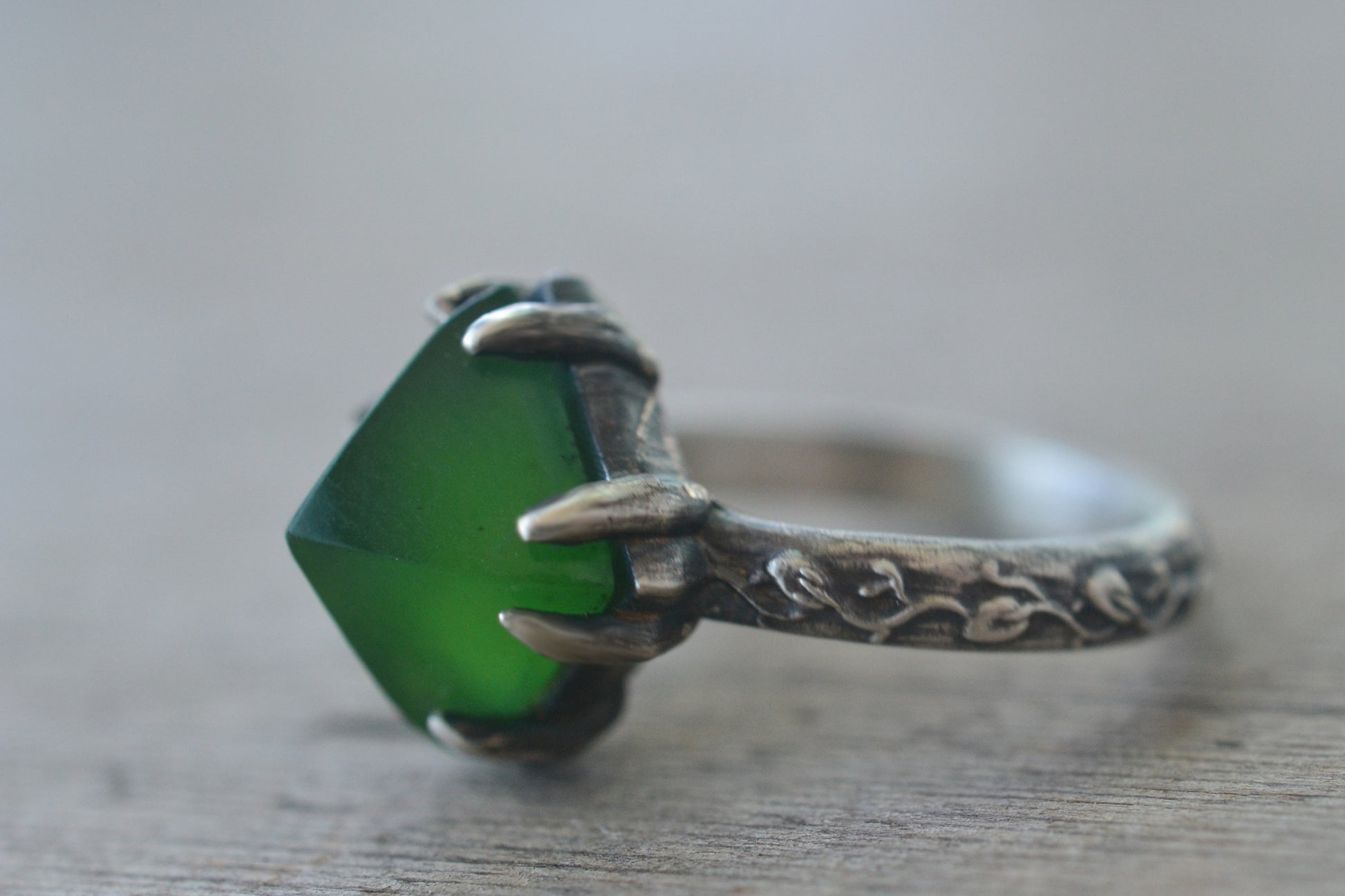 Craft Collection Round Half Moon Green Aqeeq Handicraft Ring | Boutique  Ottoman Exclusive