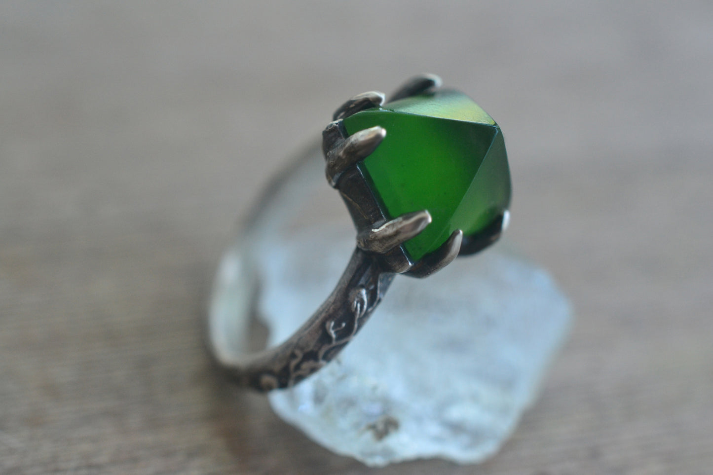 10x10mm Serpentine Pyramid Ring With Leaf Pattern