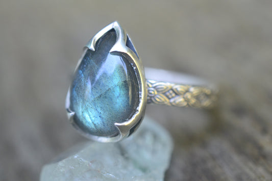 Victorian Style Labradorite Cocktail Ring in Silver